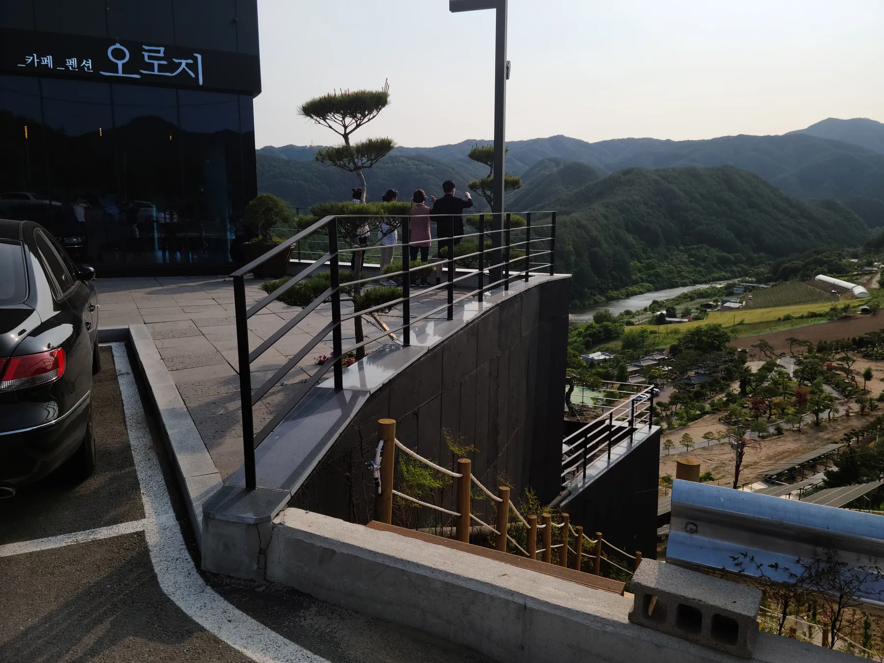 카페 오로지에서 계단 아래 황토마을과 낙동강을 내려다보는 풍경