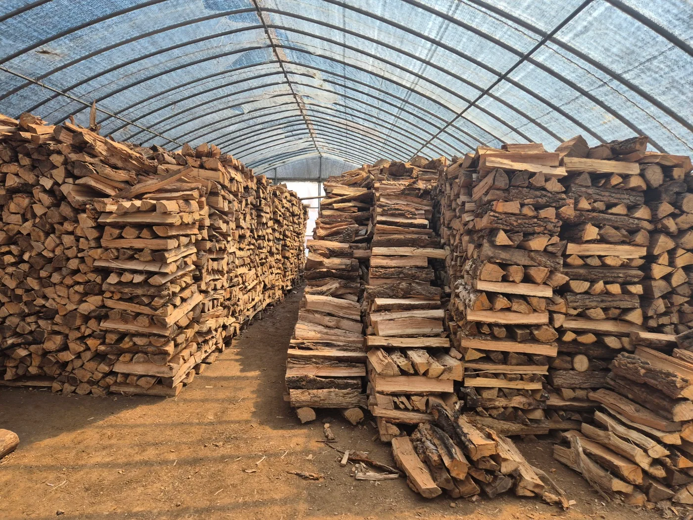 오로지에서 온돌과 바비큐에 사용하는 참나무 장작