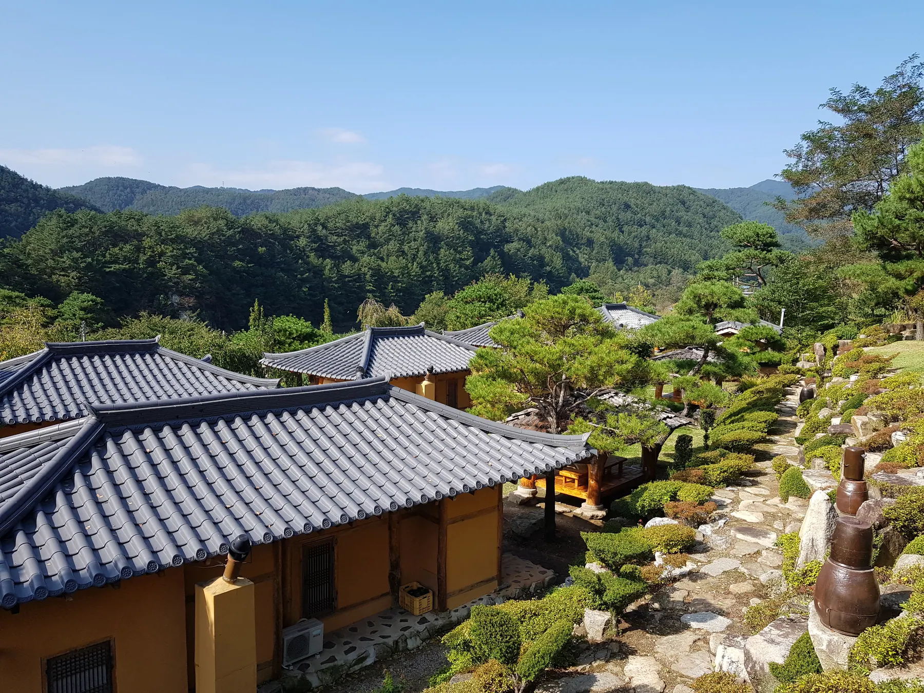 산자락 아래 정원과 함께 자리한 오로지의 열 채 황토집